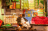 Verkäufer religiöser Opfergaben, Souvenirs und Schuhgarderobe, Eingang zur Hazrat Nizamuddin Dargah, Delhi, Indien
