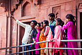 Besucher, in Jehangirs Palast, Agra Fort, UNESCO-Welterbe, Agra, Indien