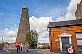 Touristen und der St. Patrick's Tower, Roe Lane, The Digital Hub, Dublin, Irland