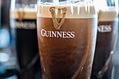 Pints of Guinness in der Gravity Bar, Guinness Storehouse, Museum, Brauerei, Ausstellung, Dublin, Irland