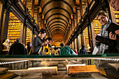 Der historische Long Room der Alten Bibliothek, im Trinity College, Dublin, Irland