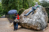 Selfie, Touristen und die Statue des irischen Schriftstellers Oscar Wilde von Danny Osbourne am Merrion Square, Dublin, Irland