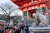 Besucher im Kiyomizu-dera-Tempel, Kyoto. Kansai, Japan.
