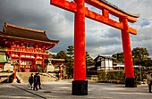 Haupteingang zum Heiligtum Fushimi Inari-Taisha, Kyoto, Japan