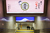 Treppe zum Bahnsteig Nummer 5, Bahnhof von Kyoto, Japan.