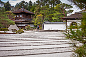 Silberner Pavillon und Zen-Garten, der den Berg Fuji und das Meer symbolisiert, im Ginkaku ji-Tempel, Kyoto, Kansai, Japan