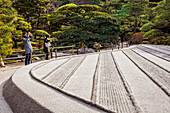Zen-Garten, der den Berg Fuji und das Meer symbolisiert, im Ginkaku ji-Tempel, Kyoto, Kansai, Japan