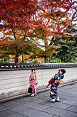 Frauen im Kimono, Straßenszene, Bezirk Gion, Kyoto, Japan.