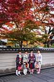 Frauen im Kimono, Straßenszene, Stadtteil Gion, Kyoto, Japan.