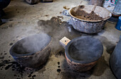 Vorbereitung des Löffels zum Einfüllen des geschmolzenen Eisens in die Form für die Herstellung einer Teekanne aus Eisen, nanbu tekki, Werkstatt der Familie Koizumi, Morioka, Präfektur Iwate, Japan