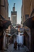 Straße Talaa Kebira und Minarett der Chrabliyine-Moschee. Fez. Marokko
