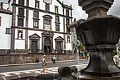 Praça do Municipio, im Hintergrund die Igreja de Sao Joao Evangelista, Funchal, Madeira, Portugal