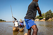 Kanufahrt auf dem Manambolo-Fluss, im Nationalpark Tsingy de Bemaraha. Madagaskar, Afrika