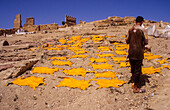 Gefärbte gelbe Ziegenfelle beim Trocknen auf dem Hügel El Kolla, Fes, Marokko.