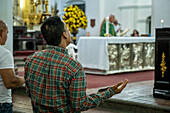 Mann betend, in der Basilika Unserer Lieben Frau von Candelaria, Medellín, Kolumbien