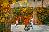 Abschnitt der "Geschichte der wirtschaftlichen und industriellen Entwicklung des Departements Antioquia", Wandbild, im Freien, von Pedro Nel Gómez, in Carrera 51, Medellín, Kolumbien