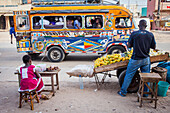 Straßenszene, Obststand und traditioneller Linienbus, Dakar, Senegal