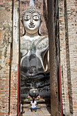 Betende Frau, Wat Si Chum, im historischen Park von Sukhothai, Sukhothai, Thailand