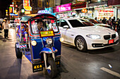 Verkehr, in der Yaowarat Straße, Chinatown, Bangkok, Thailand