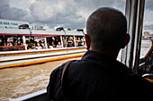 Passagiere auf einer Schnellfähre im Chao-Phraya-Fluss, Bangkok, Thailand