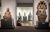 Besucher, Tourist, Statue, Skulptur,Das Nationalmuseum, Ausstellungshalle 1, Bangkok, Thailand