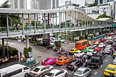 Stau und Skywalk auf der Ratchadamri Rd, Bangkok, Thailand