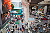 Rama I Straße, vom Skywalk zu den Zugängen an der Siam Station des BTS Skytrain, Bangkok, Thailand