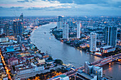 Skyline und Chao Phraya Fluss bei Nacht, Innenstadt, Bangkok, Thailand