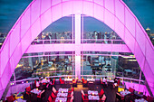 Red Sky Restaurant auf dem Dach. Bangkok. Thailand. Auf der obersten Etage des Centara Grand-Wolkenkratzers im Stadtzentrum