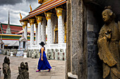 Frau, Touristin, Wat Arun (Tempel der Morgenröte), auch Wat Bangmakok Noek genannt, Bangkok, Thailand