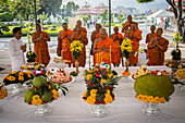 Mönche, religiöse Zeremonie, im Wat Arun (Tempel der Morgenröte), auch Wat Bangmakok Noek genannt, Bangkok, Thailand