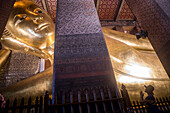 Betende Frau, Goldener großer Buddha, im Wat Pho oder Wat Phra Nakhon Tempel in Bangkok, Thailand