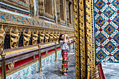 Tourist, am Smaragd-Buddha im Wat Phra Kaeo Tempel, Grand Palace, Bangkok, Thailand