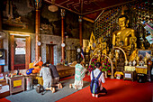 Betende Menschen, Wat Phra That Doi Suthep Tempel von Chiang Mai, Thailand