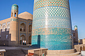Kalta-Minor-Minarett, Straßenszene in Ichon-Qala, Altstadt, Chiwa, Usbekistan
