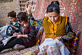 Kunsthandwerkerinnen bei der Herstellung von Stickereien, Werkstatt in Yoqubboy Hoja medressa, Chiwa, Usbekistan