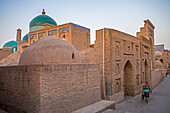 Pahlavon Mahmud-Mausoleum. Straßenszene in Ichon-Qala oder Altstadt, Chiwa, Usbekistan