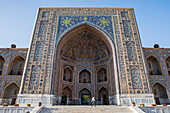Haupttor der Tilla-Kari Madrasa, Registan, Samarkand, Usbekistan