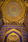 Decke der Moschee, in der Tilla-Kari Madrasa, Registan, Samarkand, Usbekistan