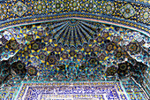 Ornamentik, Detail des Bogens im Innenhof der Sher Dor Medressa, Registan, Samarkand, Usbekistan