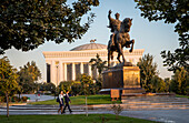Amir-Timur-Statue auf dem Amir-Timur-Platz und dem Dom Forum (Palast der internationalen Foren), Taschkent, Usbekistan