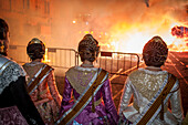 Girls of the municipal court of honor child watching the burning of municipal Infantil Falla
