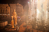 Crema, Verbrennung, Falla der Plaza del Ayuntamiento und Feuerwerk, Fallas Festival, Valencia, Spanien