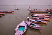Fischer, im Hintergrund Boote von Touristen, im Fluss Ganges, Varanasi, Uttar Pradesh, Indien.