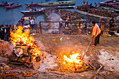 Einäscherung von Leichen in Manikarnika Ghat, dem brennenden Ghat, am Ufer des Ganges, Varanasi, Uttar Pradesh, Indien.