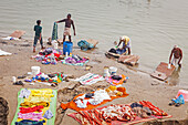 Arbeiter waschen Kleidung im Fluss Ganges, Varanasi, Uttar Pradesh, Indien.