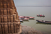 Blick auf den Ganges vom Scindia Ghat, links der Shiva-Tempel (Ratneshwar mahadev), Varanasi, Uttar Pradesh, Indien.