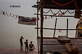Pilger, in Panch Ganga Ghat, Ganges Fluss, Varanasi, Uttar Pradesh, Indien.