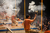 Jede Nacht, Nächtliche Puja auf Dashaswamedh Ghat, Varanasi, Uttar Pradesh, Indien