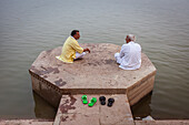 Männer, entspannen Zeit, in Lalita ghat, Ganges-Fluss, Varanasi, Uttar Pradesh, Indien.